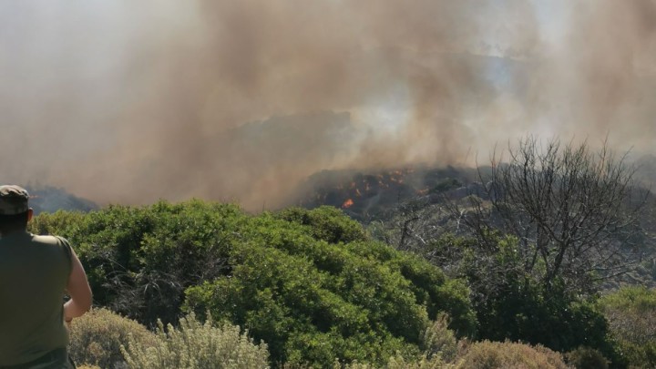 Ρόδος: Εκτός ελέγχου η φωτιά- Εκκενώθηκαν δύο ξενοδοχεία – Απεγκλωβίστηκαν οι πυροσβέστες από το μοναστήρι