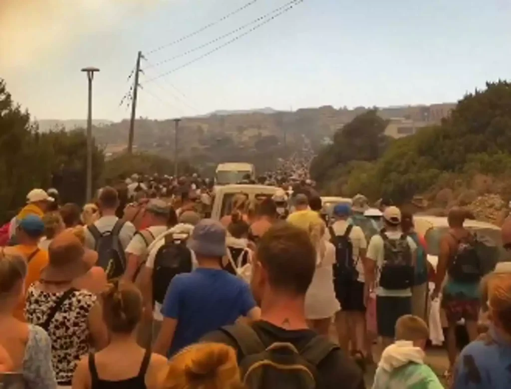 Φωτιά στη Ρόδο: Η μεγαλύτερη επιχείρηση εκκένωσης που έγινε ποτέ – Διασώθηκαν πάνω από 19.000 άνθρωποι