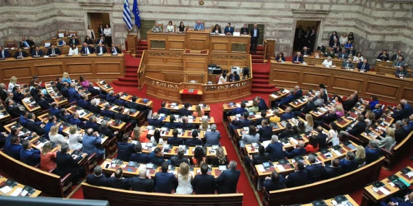 Live η συζήτηση στη Βουλή για τα Τέμπη – Τρείς προτάσεις – 14 κάλπες και η συμμαχία των “4”