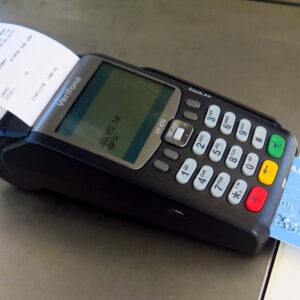 Υποχρεωτική από σήμερα η αποδοχή πληρωμών μέσω IRIS για συναλλαγές με ιδιώτες