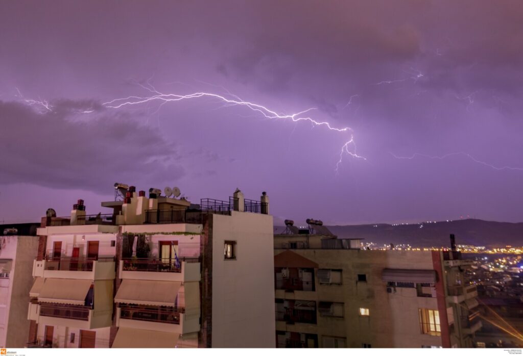 «Ξηρή καταιγίδα» – Οι κεραυνοί προκαλούν φωτιές σε Αττική και Άνδρο