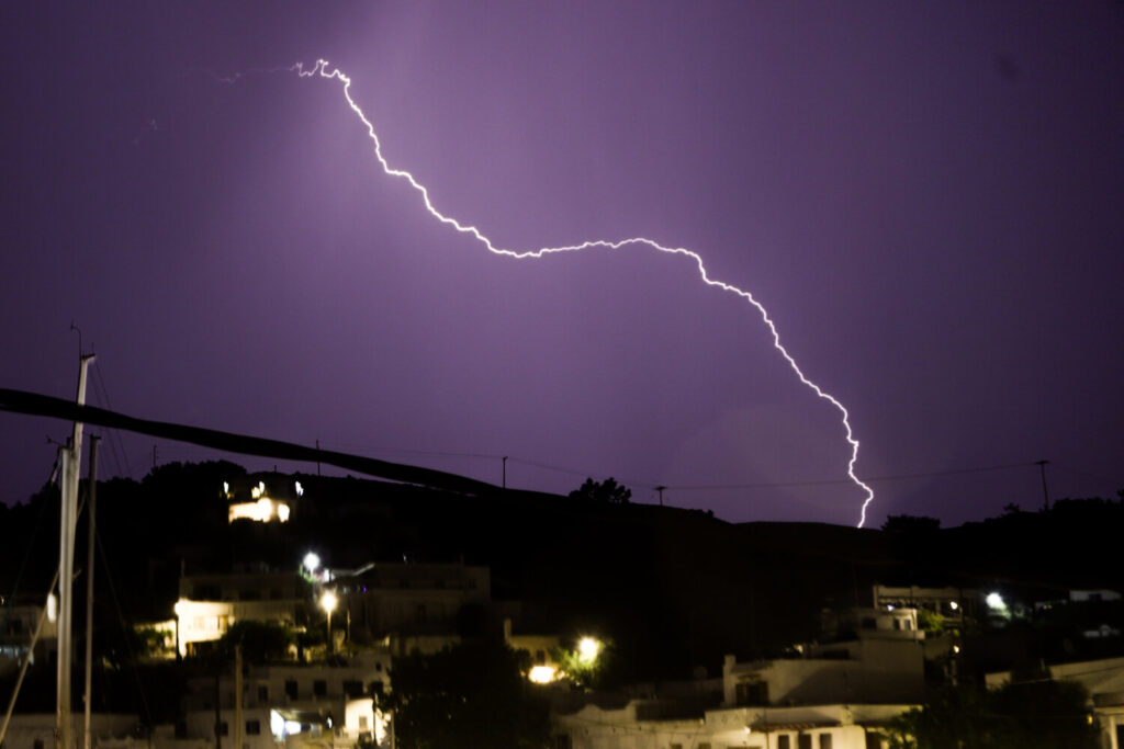 Meteo: Πυρκαγιές λόγω κεραυνών – Μια κρυφή απειλή – Πως και γιατί εκδηλώνονται