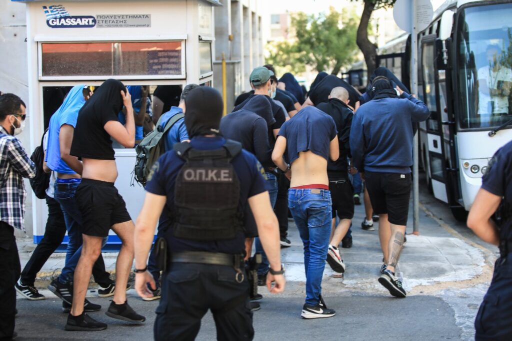 Νέα Φιλαδέλφεια: Στον εισαγγελέα με δρακόντεια μέτρα ασφαλείας οι 94 Κροάτες χούλιγκαν – “Δολοφόνοι, φασίστες, φάγατε το παιδί” (εικόνες)