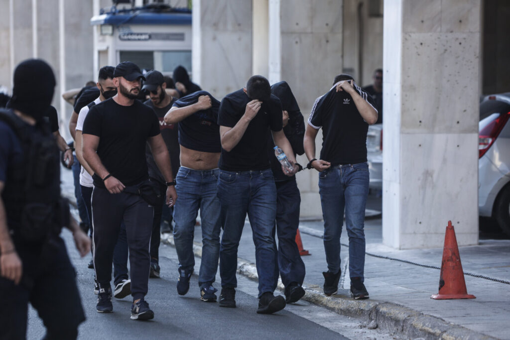 Νέα Φιλαδέλεφεια: Προφυλακίστηκαν και οι 30 χούλιγκαν  μετά τις απολογίες τους για τη δολοφονία του Μιχάλη και τα επεισόδια