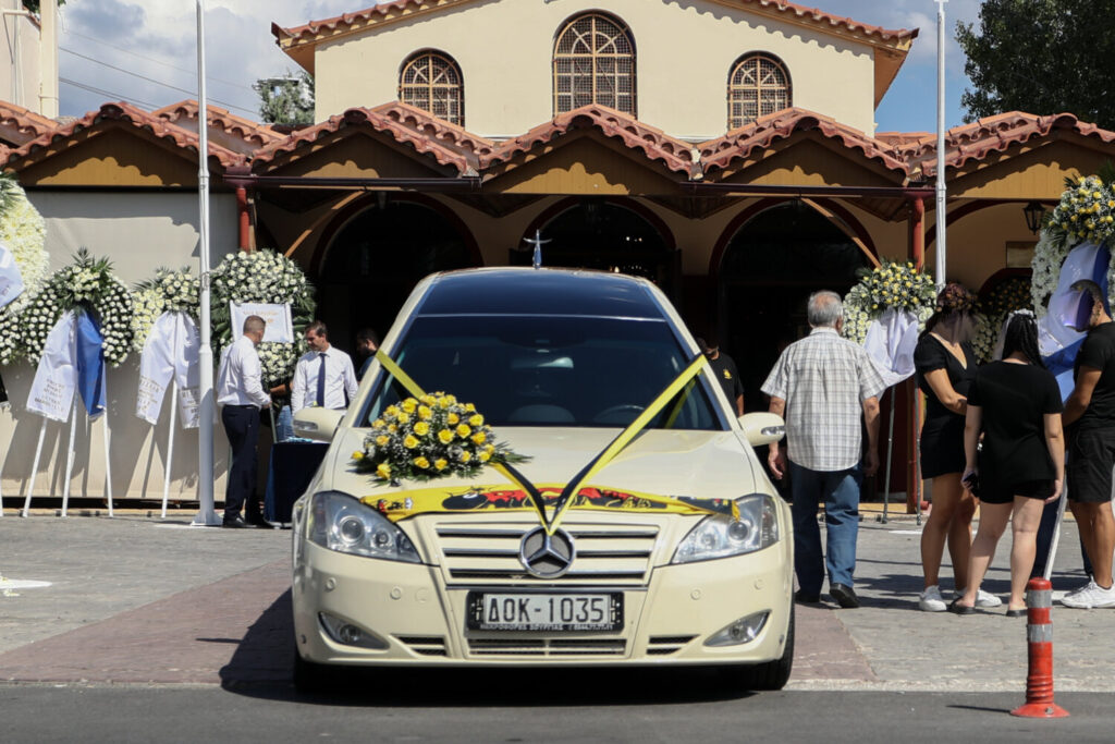 «Που σε πηγαίνουν παιδάκι μου;» – Ο σπαραγμός της μάνας του 29χρονου Μιχάλη – Ανείπωτος πόνος στο τελευταίο αντίο