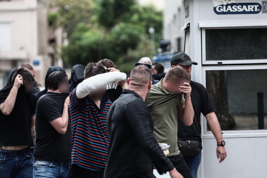 Νέα Φιλαδέλεφεια: Διάσπαρτοι σε όλες τις φυλακές της χώρας οι 105 χούλιγκαν – Φόβοι για συγκρούσεις με Έλληνες και Σέρβους κρατουμένους