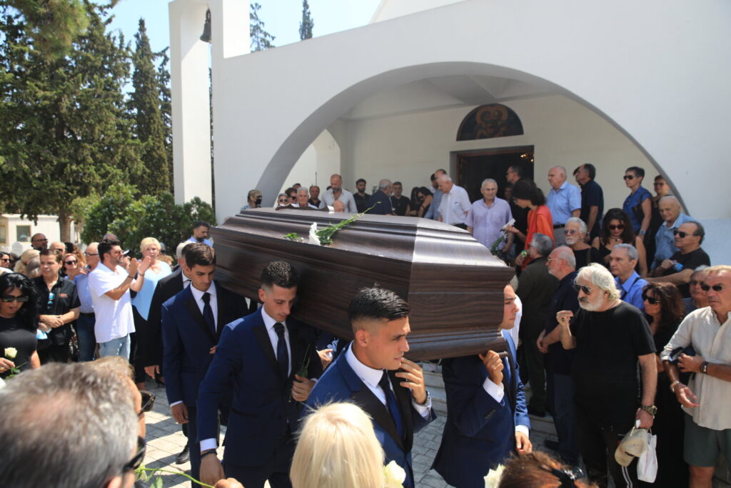 Παλαιό Φάληρο: Συγκίνηση στο τελευταίο «αντίο» στην τραγουδίστρια Λιζέτα Νικολάου (εικόνες)