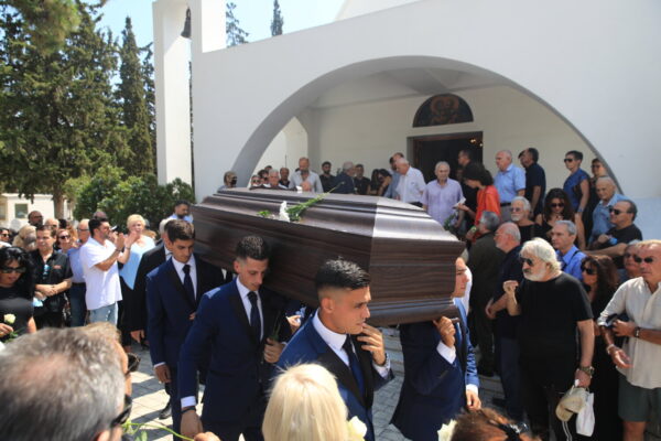 Παλαιό Φάληρο: Συγκίνηση στο τελευταίο «αντίο» στην τραγουδίστρια Λιζέτα Νικολάου (εικόνες)