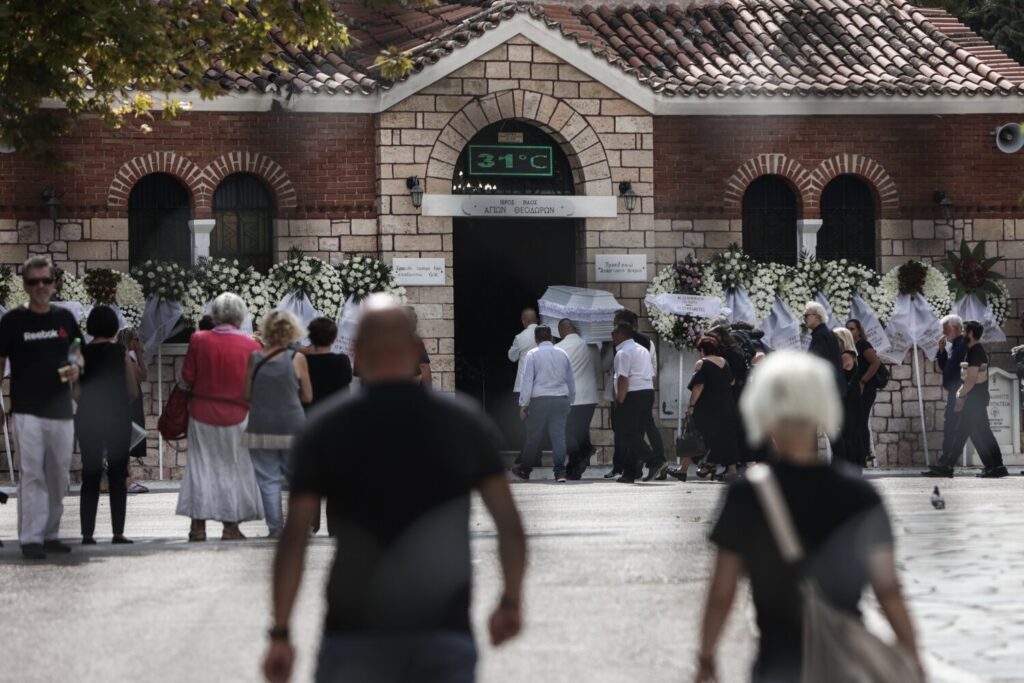 Οδυσσέας Σταμούλης: Σπαραγμός στην κηδεία του 11χρονου γιου του που πνίγηκε στους Φούρνους Ικαρίας