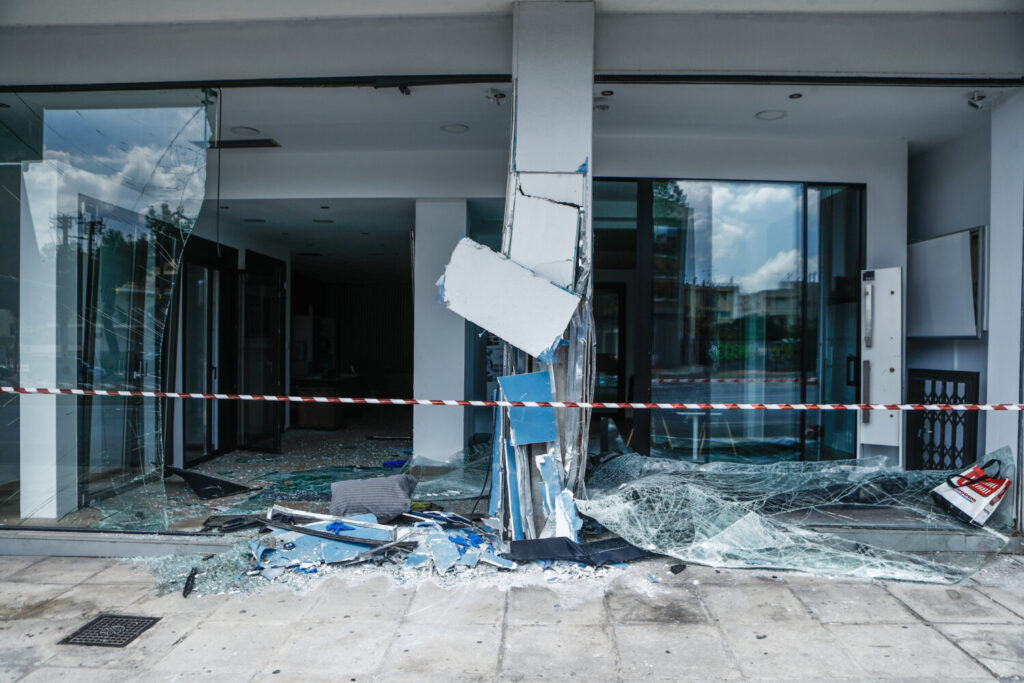 Λεωφόρος Κηφισίας: Αυτοκίνητο «εισέβαλε» σε κατάστημα – Στο νοσοκομείο ο οδηγός (εικόνες&video)