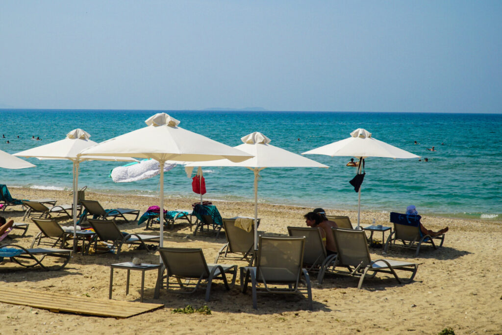 Χαλκιδική: Απαγορεύτηκε το κολύμπι στην παραλία της Νικήτης λόγω λυμάτων στη θάλασσα