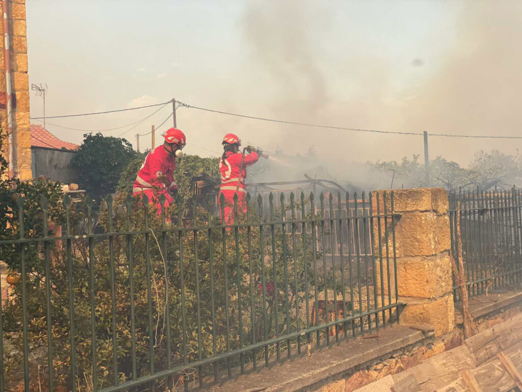 Φωτιά στην Αλεξανδρούπολη: Δραματική η κατάσταση – Οι φλόγες μπαίνουν στις αυλές των σπιτιών – 7 πυροσβέστες στο νοσοκομείο (video)