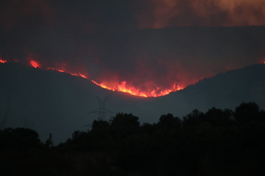 Εκτός ελέγχου η φωτιά στην Αλεξανδρούπολη: Ένας νεκρός στη Λευκίμμη – Εκκενώνεται λόγω των καπνών το Νοσοκομείο Αλεξανδρούπολης (video)