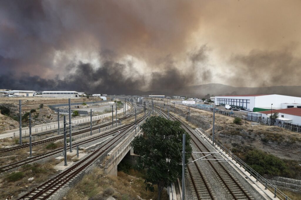 Φωτιά στον Ασπρόπυργο: Μεγάλη αναζωπύρωση – Μήνυμα από το 112 για εκκένωση του Σοφού