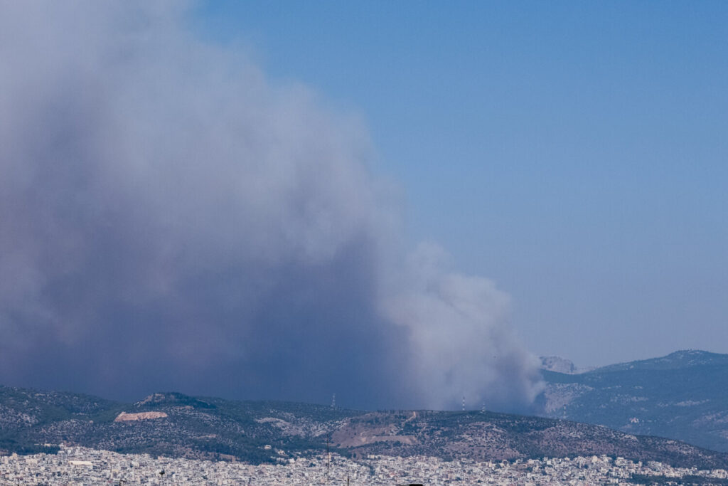 Φωτιά στους πρόποδες της Πάρνηθας: Δείτε εικόνες από τον καπνό στην Αθήνα