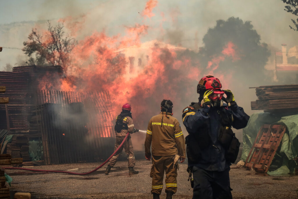 Φυλή: Ανεβαίνει προς την Πάρνηθα η φωτιά – Νέο 112 για Άγιο Ιωάννη Ρώσο και Ντάρδιζα – Κάηκαν σπίτια κι αυτοκίνητα στη Χασιά – Εικόνες καταστροφής