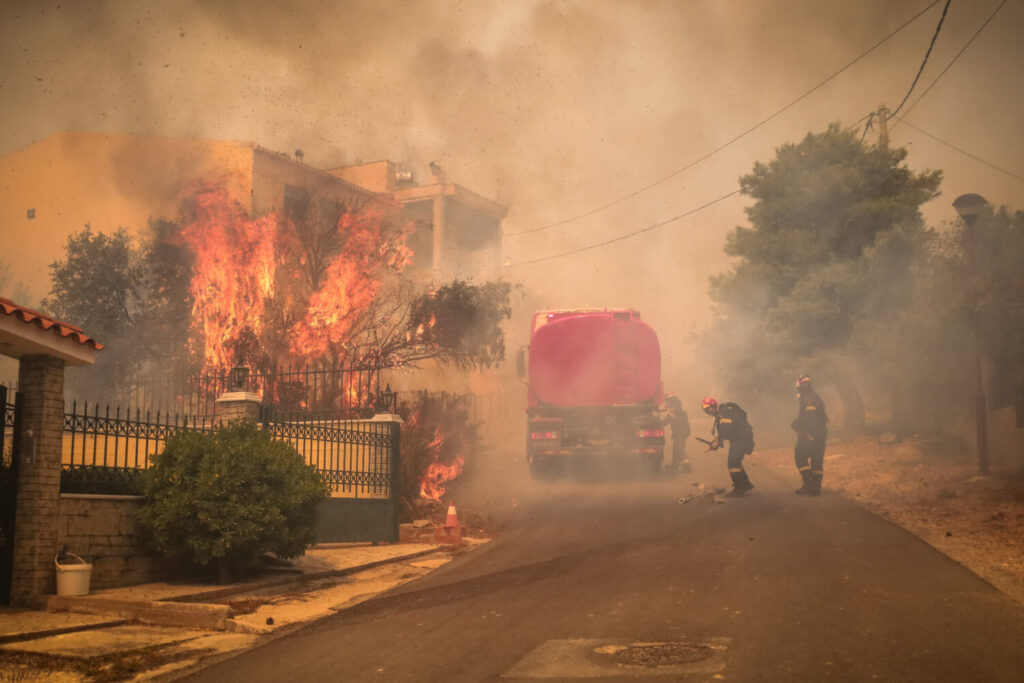 Φωτιά στη Φυλή: Δραματική η κατάσταση – Κάηκαν σπίτια – Μεγαλώνει το μέτωπο – Εκκενώνεται και το Πανόραμα (εικόνες&βίντεο)