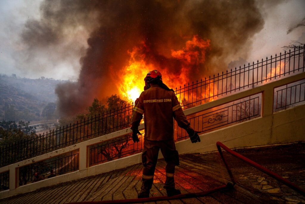 Πύρινη κόλαση στη Φυλή: Δραματική επιχείρηση απεγκλωβισμού με ελικόπτερο  στη μονή Κλειστών – Συγκλονιστικό βίντεο