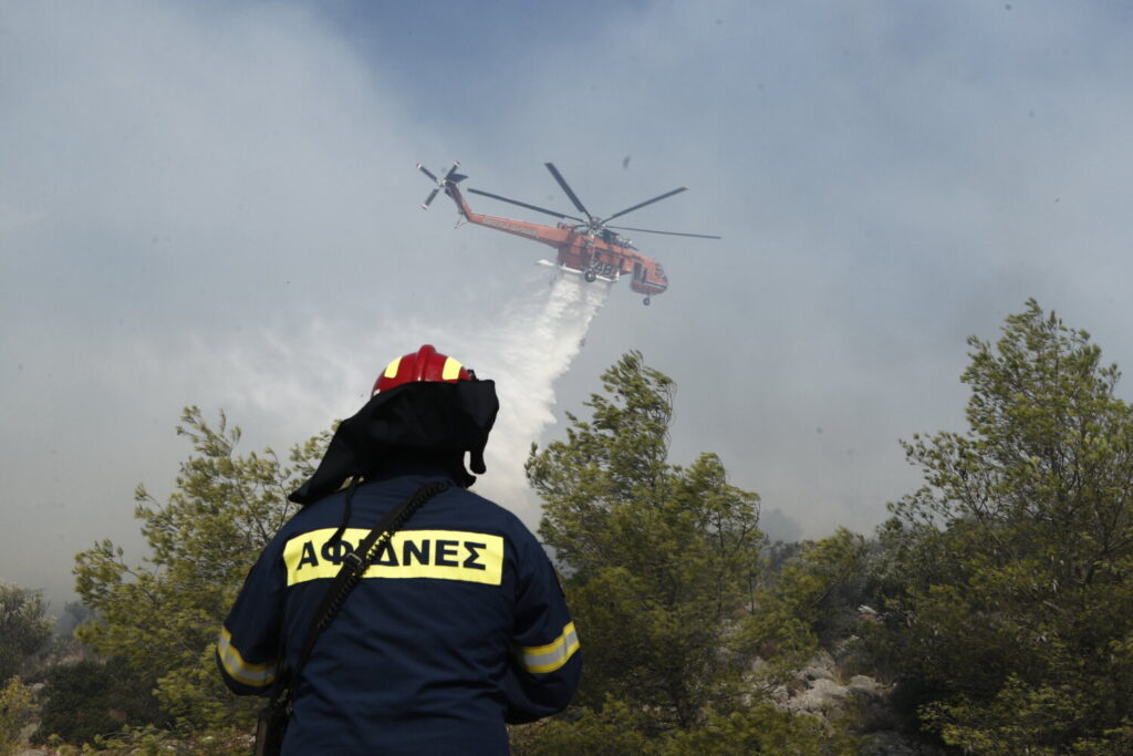 Αττική: Nέες εστίες φωτιάς σε Γραμματικό, Βαρνάβα, Βάρη, Βούλα, Κορωπί,  από τους κεραυνούς