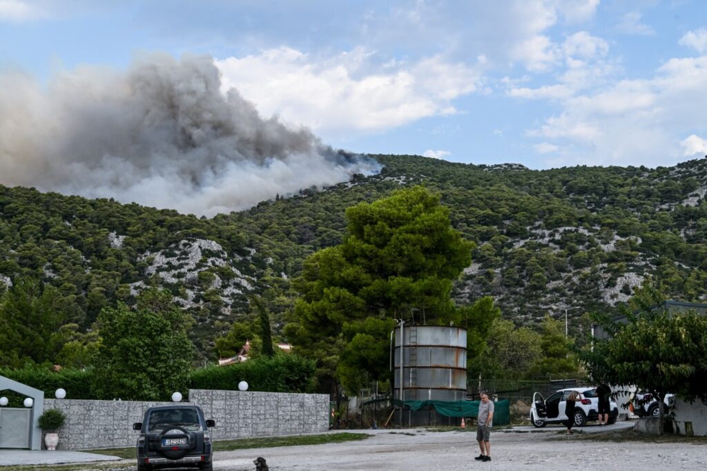 Φωτιά στην Πάρνηθα: Νέο μέτωπο ανεβαίνει  στον Εθνικό Δρυμό – Αγωνία λόγω των ισχυρών ανέμων – Δραματικές εικόνες από τις εκκενώσεις οικισμών(εικόνες&βιντεο)