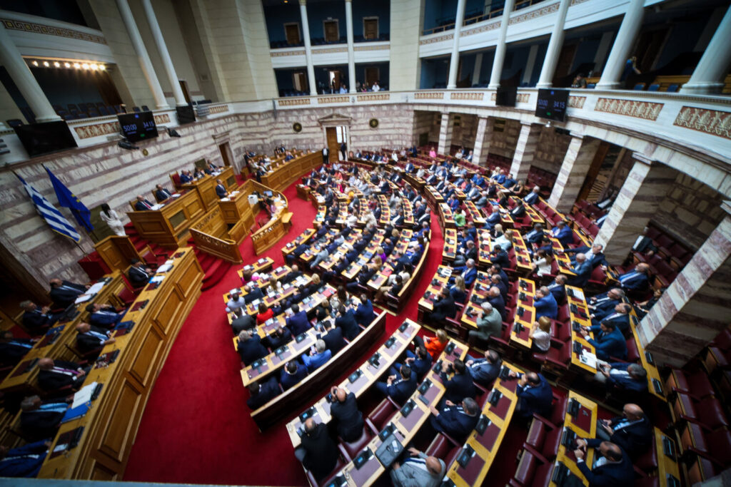 Βουλή: Περικοπή 50% της βουλευτικής αποζημίωσης για αντικοινοβουλευτική συμπεριφορά