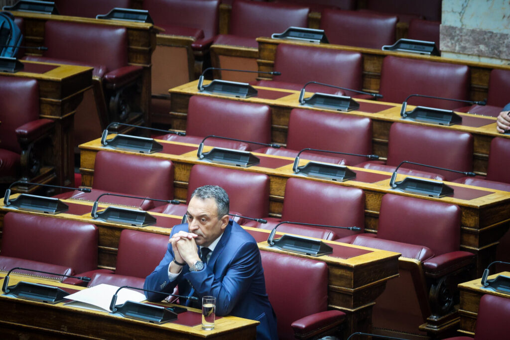 Υπό διάλυση οι Σπαρτιάτες – Στίγκας στη Βουλή: «Οι κύριοι που λείπουν καθοδηγούνται από πρακτικές Greek Mafia ή Δον Κορλεόνε»