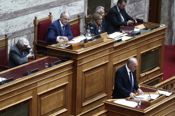 Καβγάς Τασούλα – Βελόπουλου: «Προσβάλετε τον πρωθυπουργό, αρκετά με το χαμηλότατο επίπεδο σας» – «Δεν θέλω νταβατζήδες και προστάτες» (video)