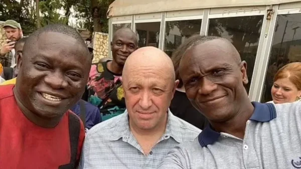 Γεβγκένι Πριγκόζιν: Οι φωτογραφίες με ντόπιους από την  Αφρική  λίγο πριν το τέλος στο αεροπορικό δυστύχημα