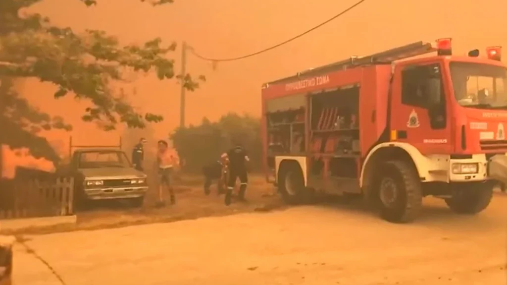 Φωτιά στην Αλεξανδρούπολη: Κάηκαν σπίτια και εκκλησία – Θυελλώδεις άνεμοι – Προς το χωριό Λουτρό οι φλόγες (video)