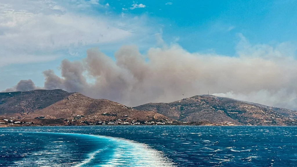 Φωτιά στην Άνδρο: Στα σπίτια στο χωριό Γίδες οι φλόγες – Μήνυμα του 112 για εκκένωση – Κάηκε υδροφόρα – Σώος ο οδηγός(video)