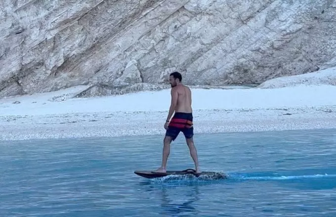 Κωνσταντίνος Αργυρός: Κάνει θαλάσσιες βόλτες με ηλεκτρικό surfboard – Δείτε video