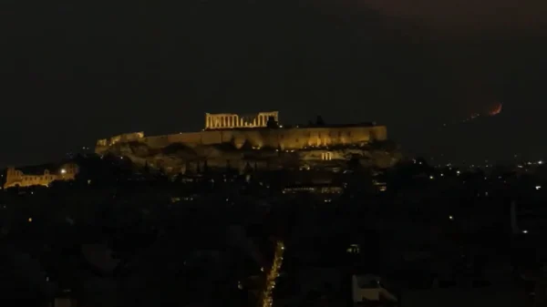 Φωτιά στη Φυλή – Απίστευτη εικόνα: Η Ακρόπολη “πνιγμένη” στους καπνούς και πίσω η Πάρνηθα στις φλόγες