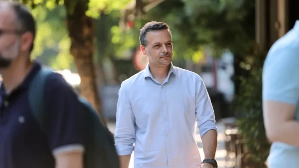 Ο Χάρης Δούκας καλεί συνυποψηφίους του στην Αθήνα να βάλουν φρένο στον Κασιδιάρη, στηρίζοντας την πρόταση του ΠΑΣΟΚ