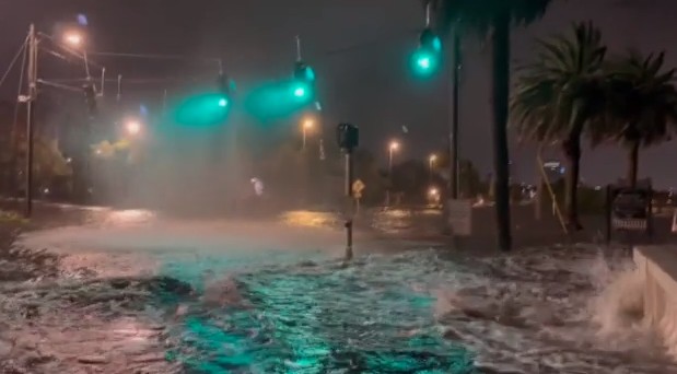 Φλόριντα: Σαρώνει ο τυφώνας Idalia  με σφοδρούς  ανέμους και πλημμύρες – Δύο νεκροί, εγκλωβισμένοι,  χιλιάδες χωρίς ρεύμα (video)