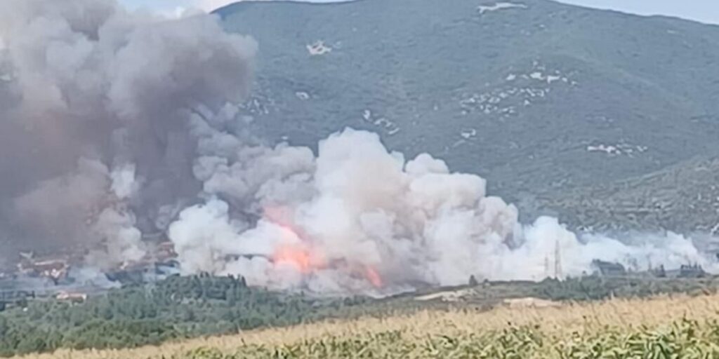 Φωτιά στο Διαλεκτό Καβάλας: Μήνυμα του 112 για εκκένωση – Τραυματίστηκαν 2 πυροσβέστες – Κάηκε πυροσβεστικό όχημα (video)