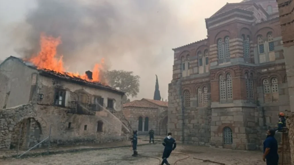Φωτιά στη Βοιωτία: Καίγεται η ιστορική μονή του Οσίου Λουκά (εικόνες&video)