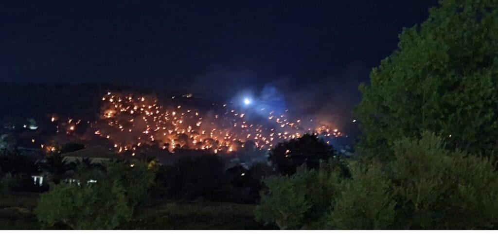 Φωτιά στη Ζάκυνθο: Οριοθετήθηκε η πυρκαγιά στο Ακρωτήρι – Σε επιφυλακή  Πυροσβεστική και Λιμενικό για τις αναζωπυρώσεις