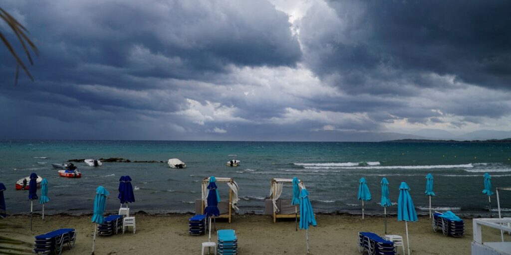 Ξεκίνησε η κακοκαιρία «Petar»: Καταιγίδες στην Κέρκυρα και απεγκλωβισμός τουριστών – Ήχησε το 112 στη Δυτ. Ελλάδα