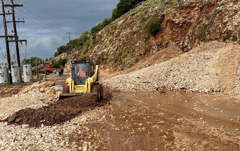 Προβλήματα από την κακοκαιρία Petar και στην Κεφαλονιά  λόγω κατολισθήσεων  – Λάσπες και φερτά υλικά έκλεισαν δρόμους (εικόνες&βίντεο)