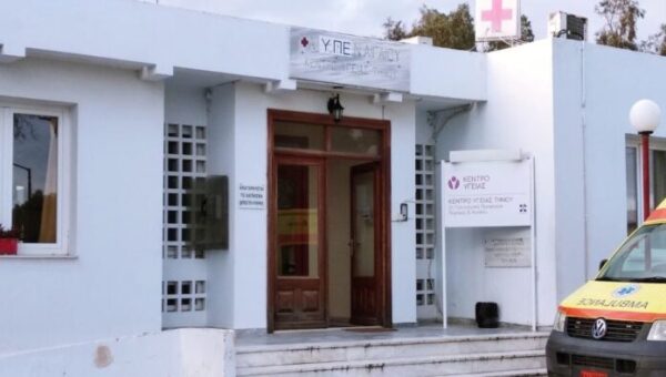 Τήνος: «Το Κέντρο Υγείας είναι στελεχωμένο», λέει το υπουργείο Υγείας, μετά τις δηλώσεις του πατέρα του 3χρονου που πνίγηκε από σταφύλι (video)