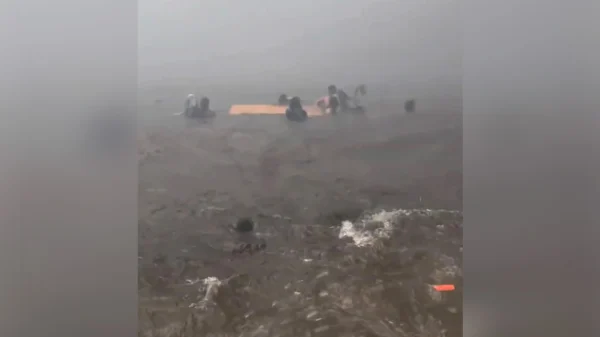 Φωτιές – Χαβάη: Εικόνες αποκάλυψης – Ολόκληρη πόλη έγινε στάχτη – Έπεφταν στη θάλασσα να σωθούν (video)