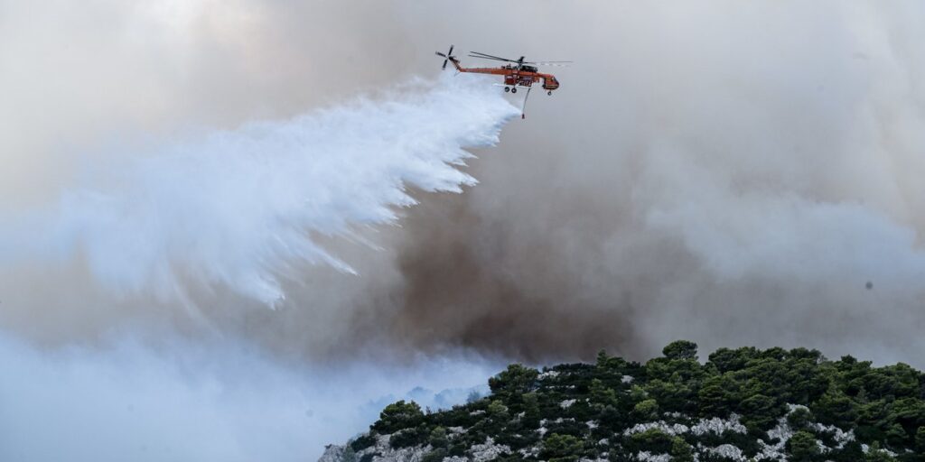 Φωτιά στην Πάρνηθα: Εντυπωσιακό βίντεο από ελικόπτερο της Πυροσβεστικής – Οι ρίψεις σε χαράδρα, οι εντολές και οι πυκνοί καπνοί