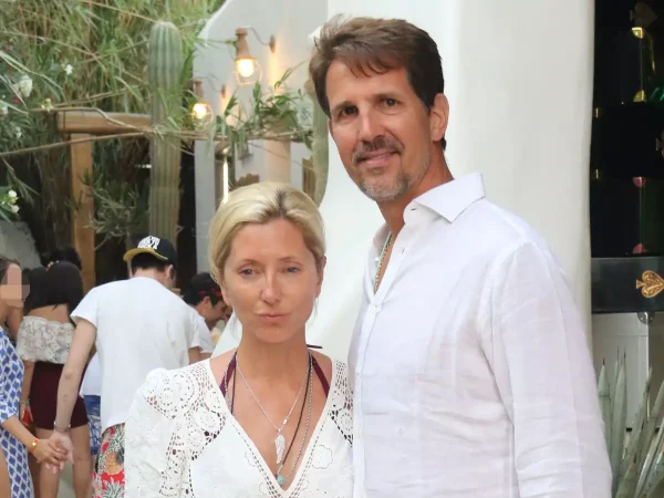 Μαρί Σαντάλ: Οικογενειακώς στις Σπέτσες – Η φωτογραφία από την Αυγουστιάτικη πανσέληνο