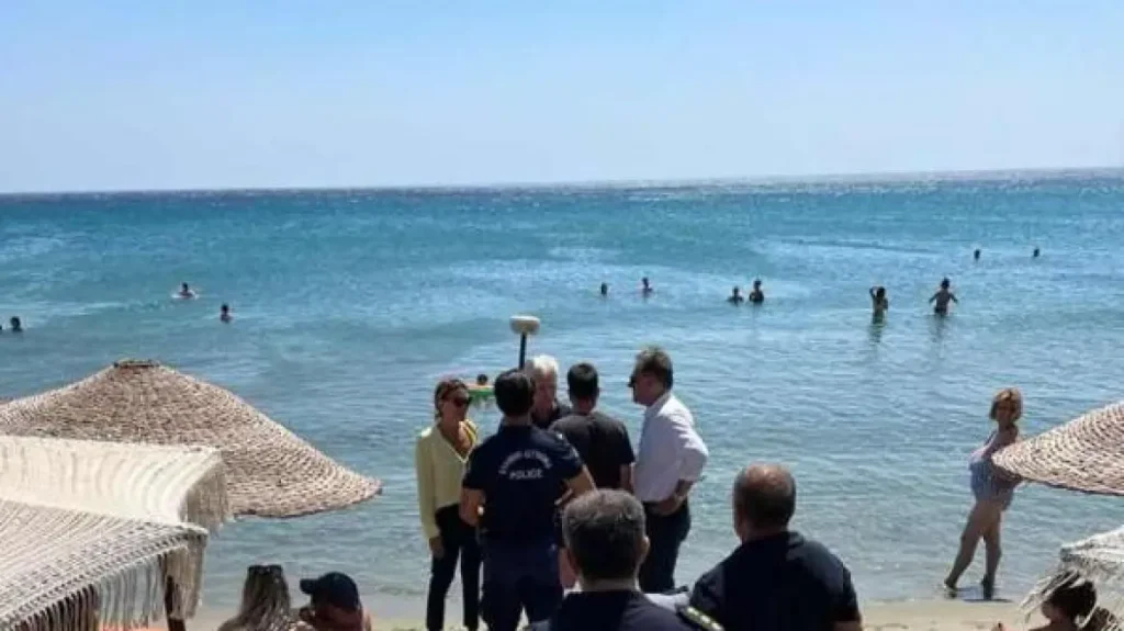 Τήνος: Έλεγχοι της αστυνομίας στις παραλίες – Παράνομη κατάληψη 3.000 τ.μ. αιγιαλού και παραλίας