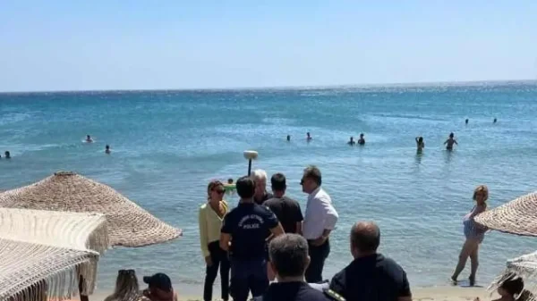 Τήνος: Έλεγχοι της αστυνομίας στις παραλίες – Παράνομη κατάληψη 3.000 τ.μ. αιγιαλού και παραλίας
