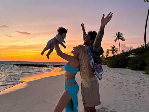 Δημήτρης Αλεξάνδρου: Απολαμβάνει τις διακοπές στην  Σαντορίνη αγκαλιά με το γιό του – Βίντεο