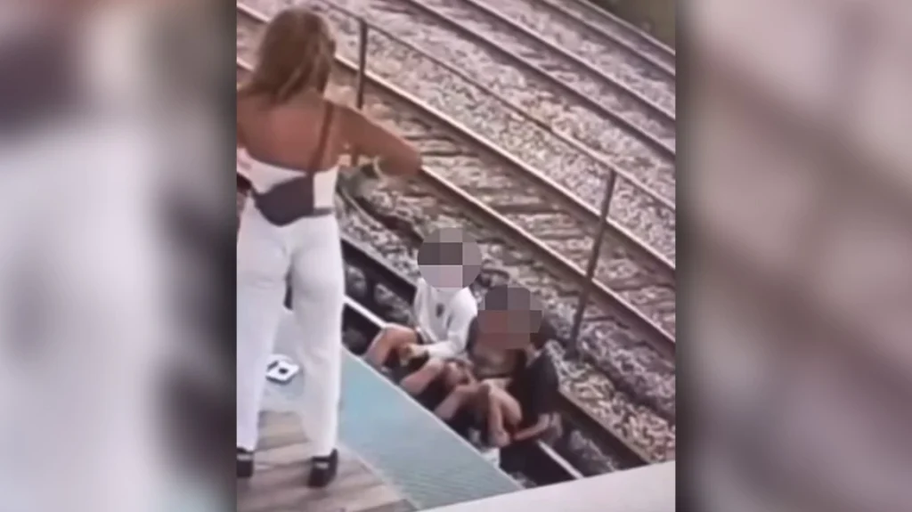ΗΠΑ: Παραλίγο να τους στοιχίσει τη ζωή η selfie στις γραμμές του τρένου – Τρομακτικό βίντεο