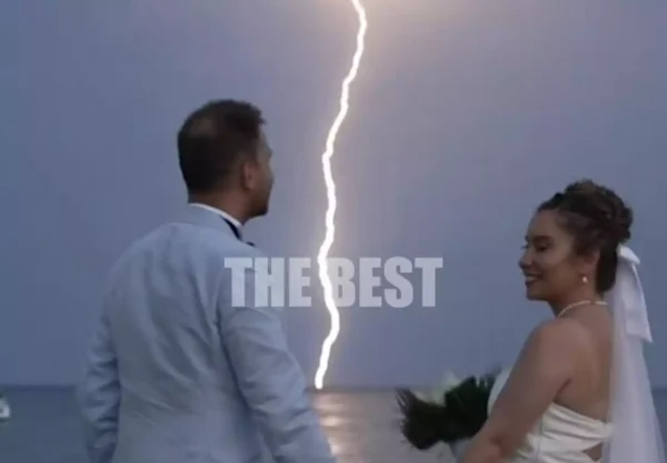 Ζάκυνθος: Το φιλί των νεονύμφων ενώ πέφτει κεραυνός  – Σημάδι ευτυχίας (video)