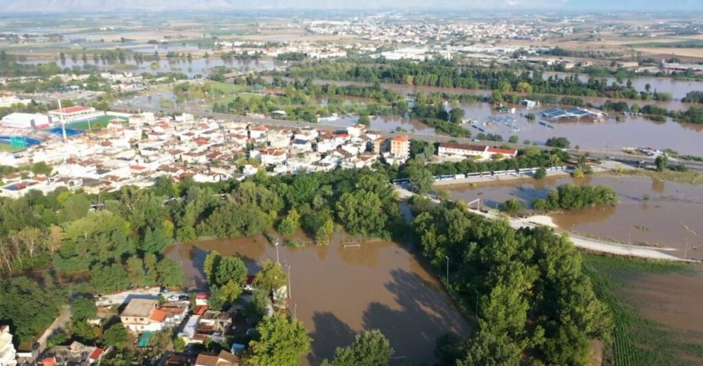 Σοκ και δέος: Η πλημμυρισμένη Λάρισα από ψηλά –  Αγωνία για τον Πηνειό – Νέες εκκενώσεις συνοικιών – Δείτε βίντεο