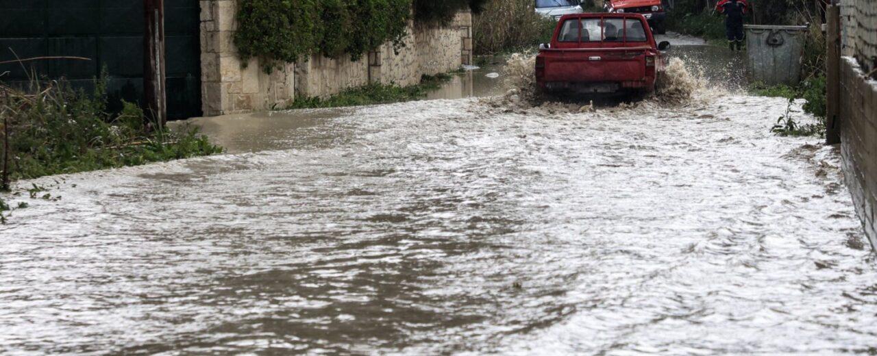 Μεγάλα προβλήματα από την έντονη βροχόπτωση στην Αττική: Κλειστοί και πλημμυρισμένοι δρόμοι κέντρο της Αθήνας και τα προάστια – Βίντεο